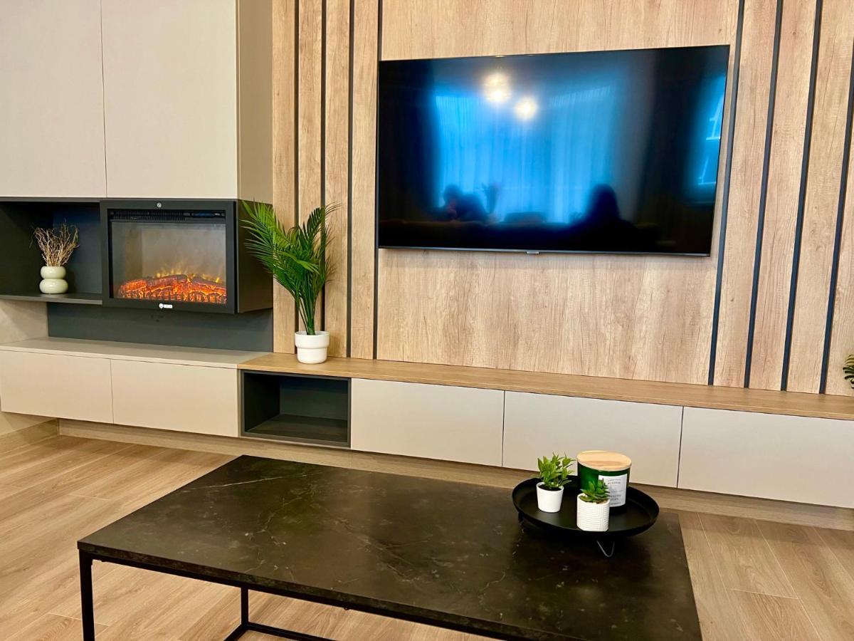 Mountain Retreat-modern 1br W/ Fireplace & Parking Apartment