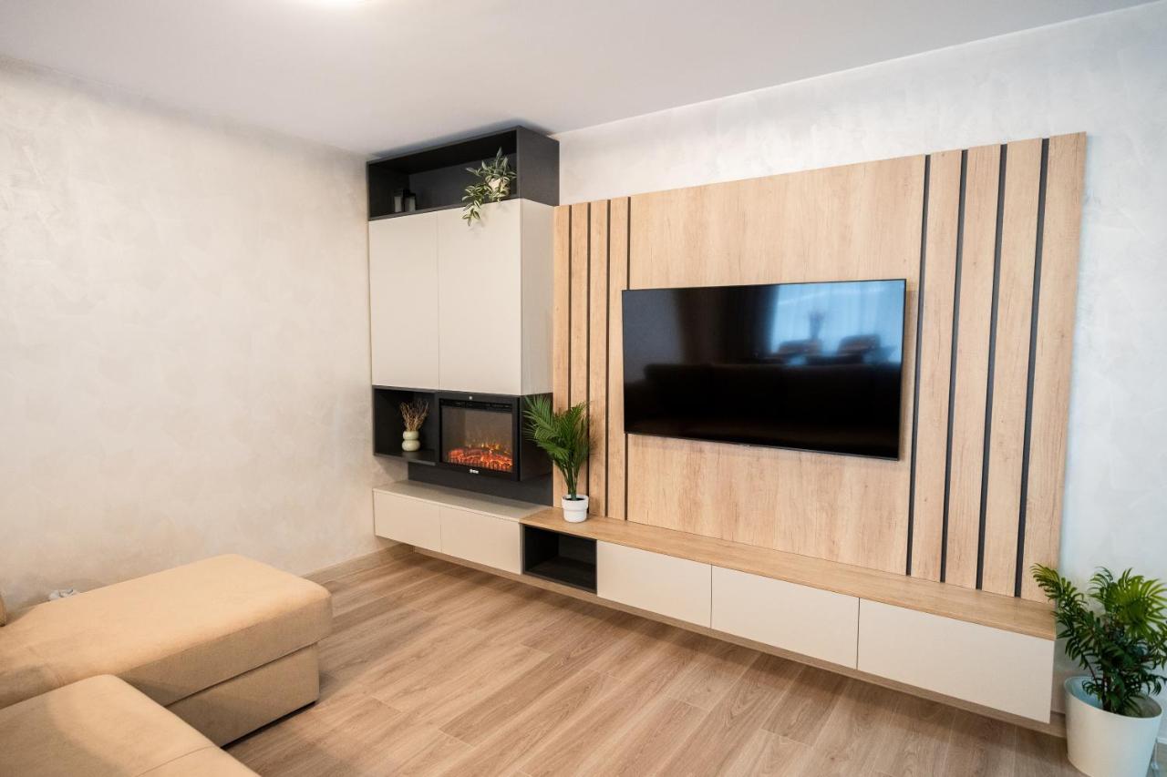 Mountain Retreat-modern 1br W/ Fireplace & Parking Apartment Brasov