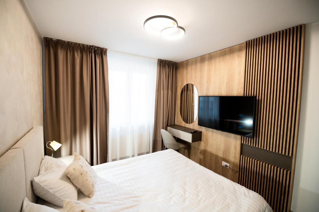 Apartment Mountain Retreat-modern 1br W/ Fireplace & Parking Brasov