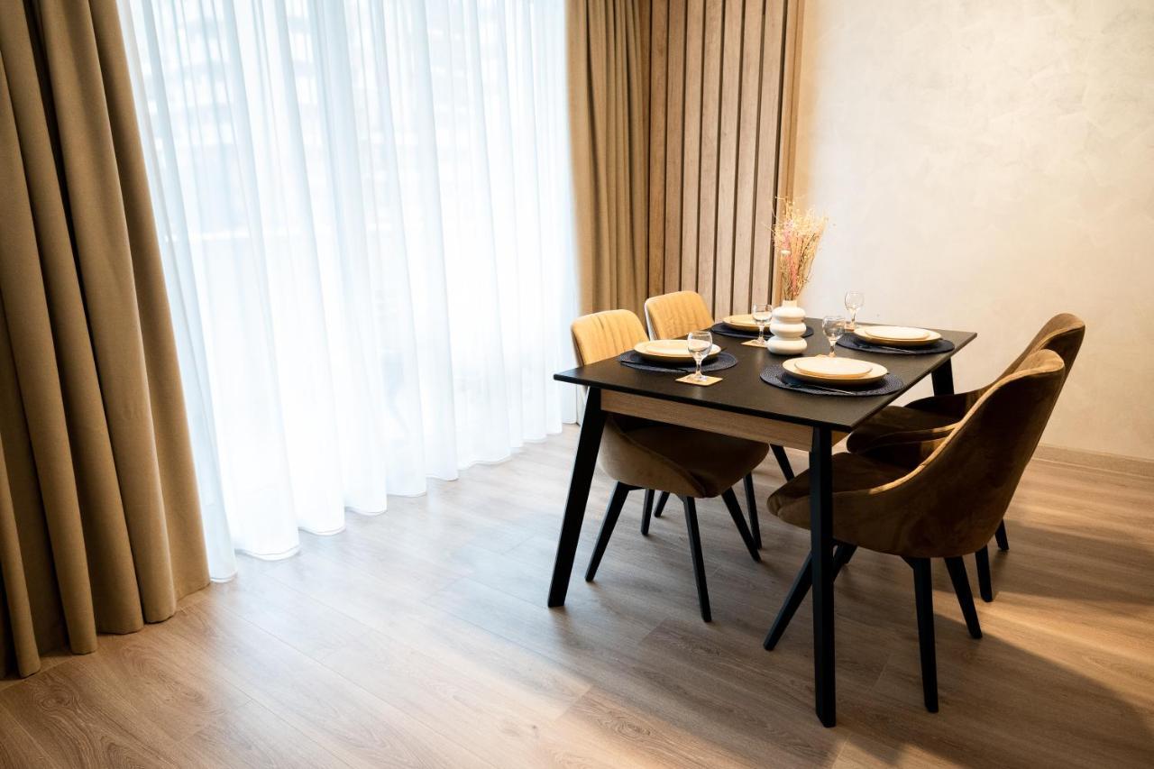 Mountain Retreat-modern 1br W/ Fireplace & Parking Brasov